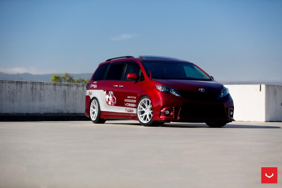  Toyota Sienna by Vossen on Vossen Wheels (VFS6) 2017 года  (фото 28 из 31)